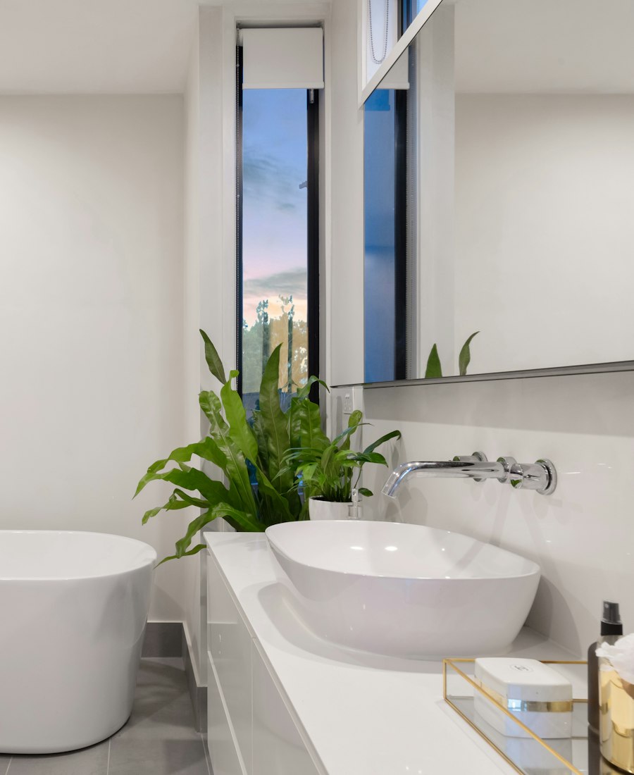 Baño con tina exenta y lavabo sobre mueble