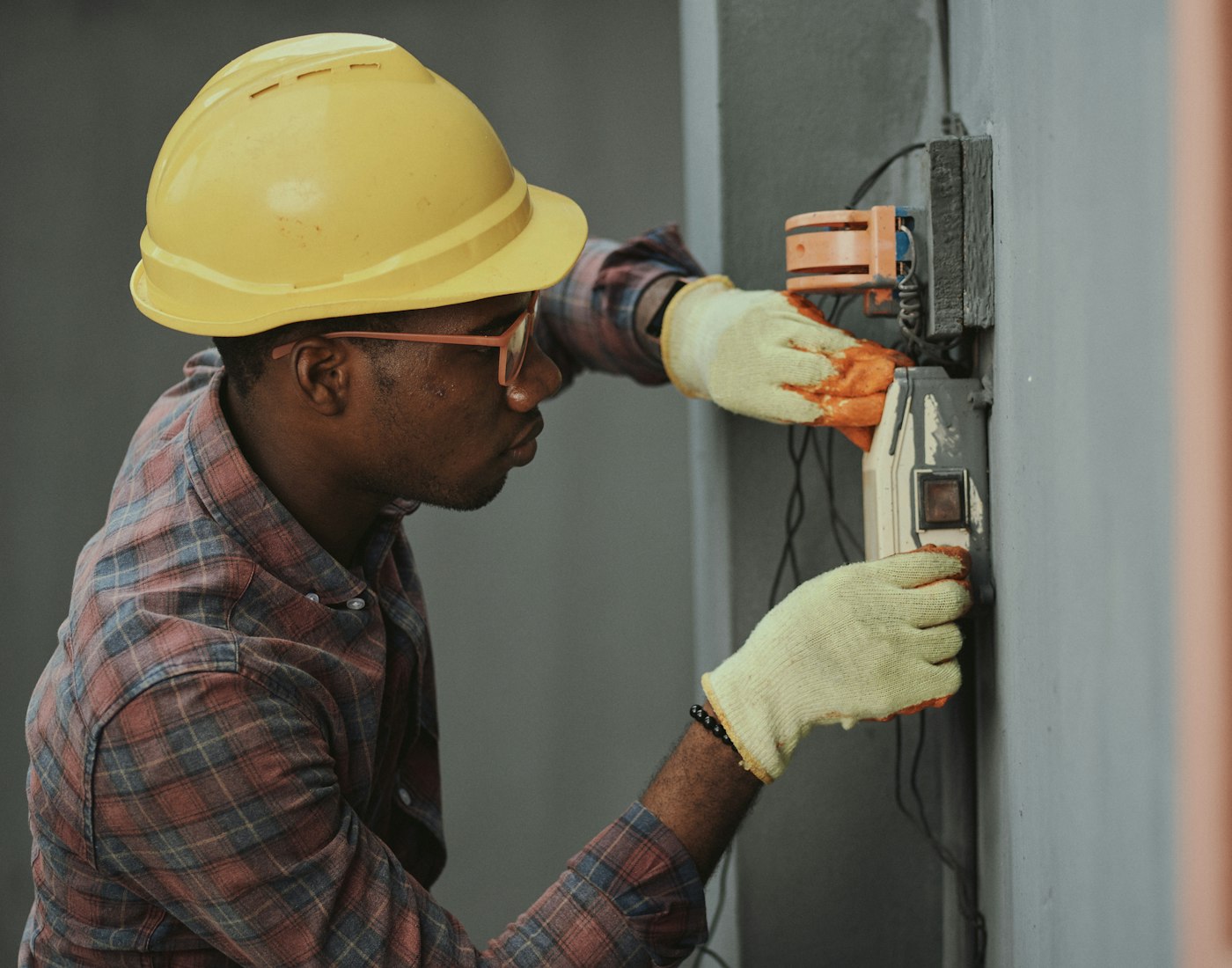 Técnico revisando una instalación eléctrica